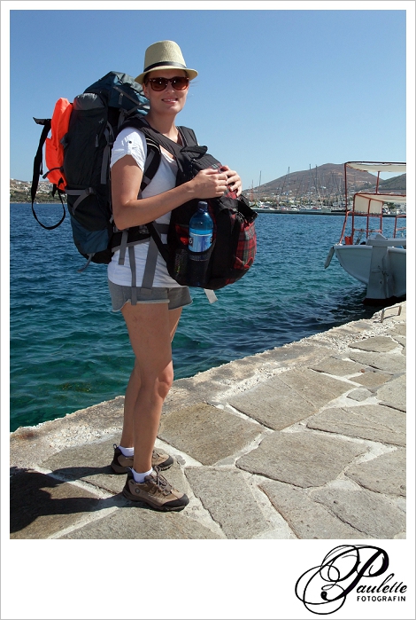 Fotografin geht backpacking mit Schwimmweste in den griechischen Kykladen.