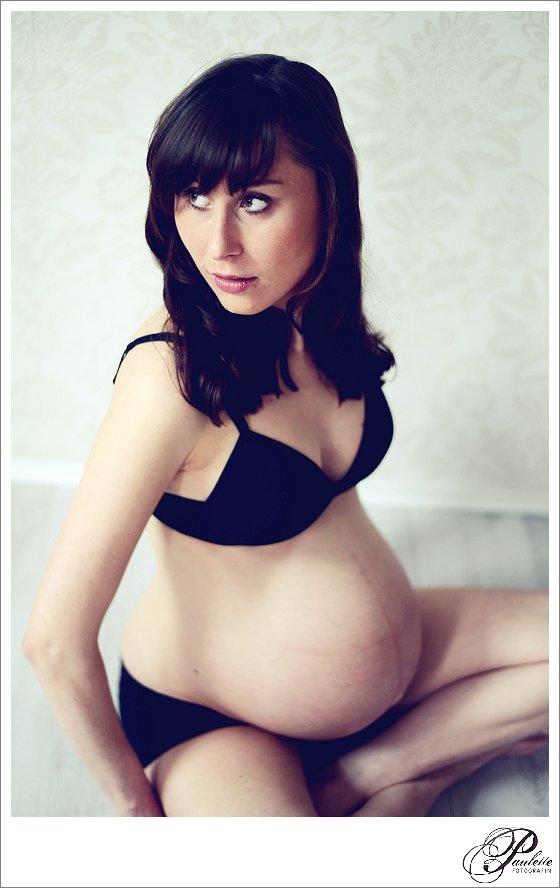 schöne Schwangere zeigt stolz ihren Babybauch beim Fotoshooting in Fulda. 